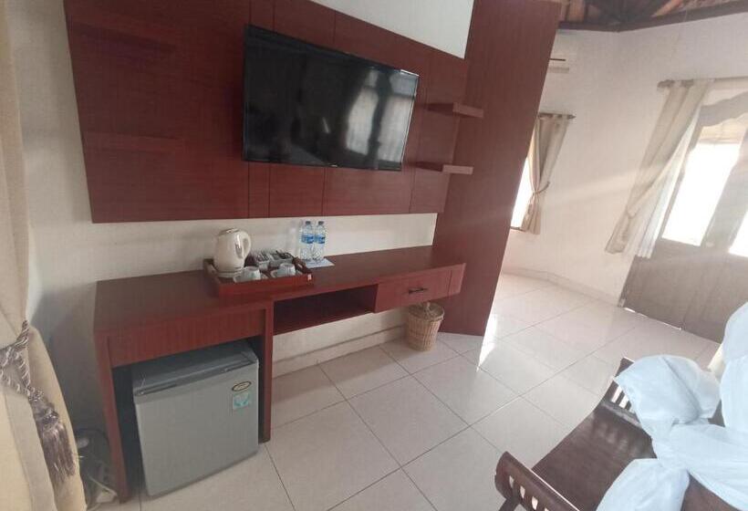 נוף לבריכה, Kusnadi