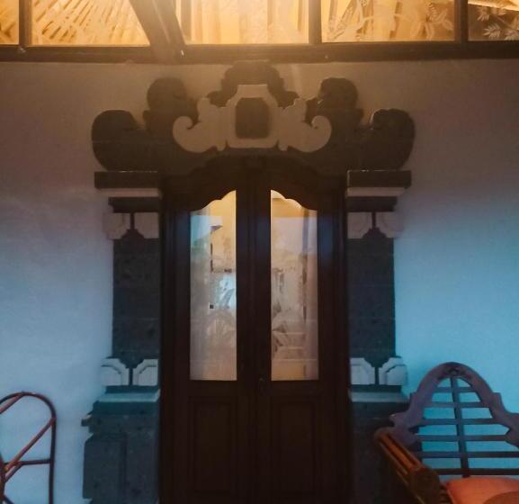 נוף לבריכה, Kusnadi