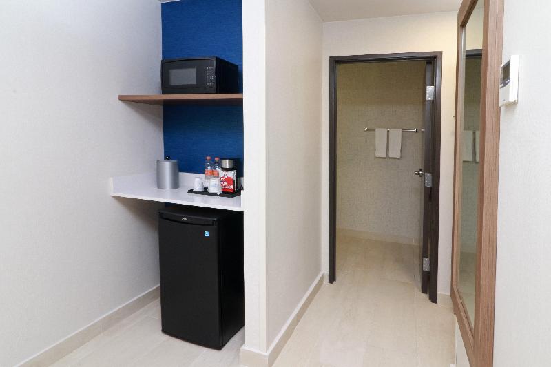 キングサイズベッドのスイートルーム, Holiday Inn Express   Monterrey   Fundidora, An Ihg