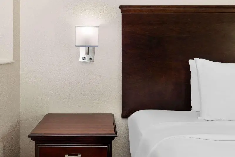 身障者適用キングサイズベッドルーム, Baymont By Wyndham Houston Brookhollow