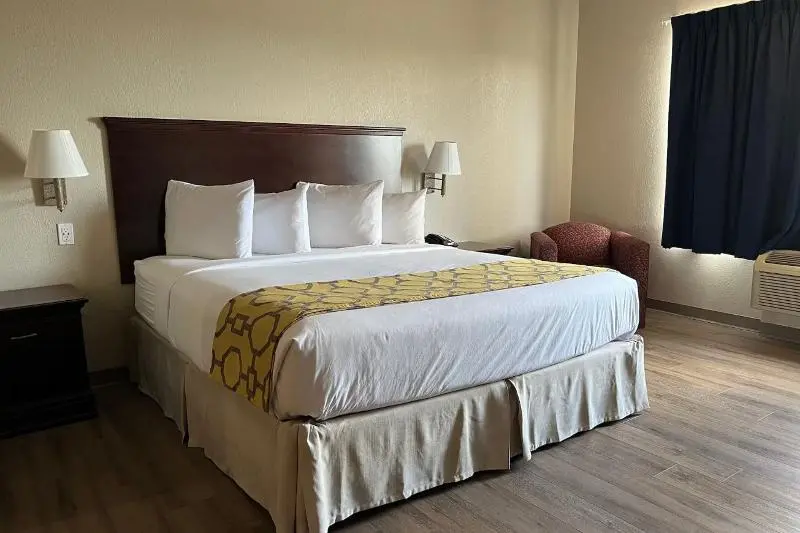 身障者適用キングサイズベッドルーム, Baymont By Wyndham Houston Brookhollow