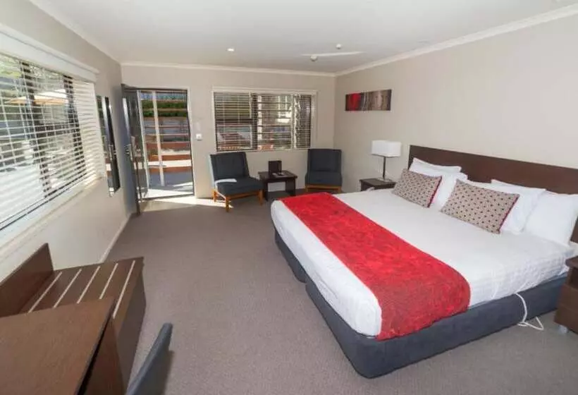 Standard-studio, Amity Court Motel
