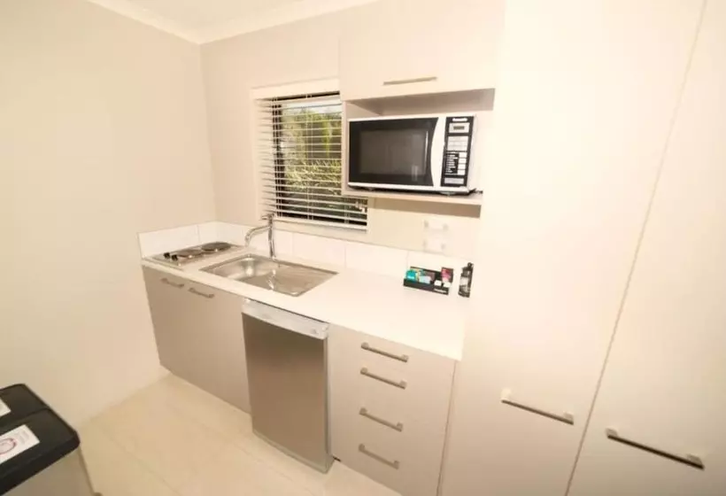 Standard-studio, Amity Court Motel