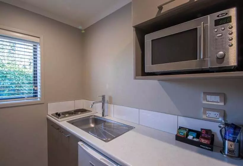 Standard-studio, Amity Court Motel
