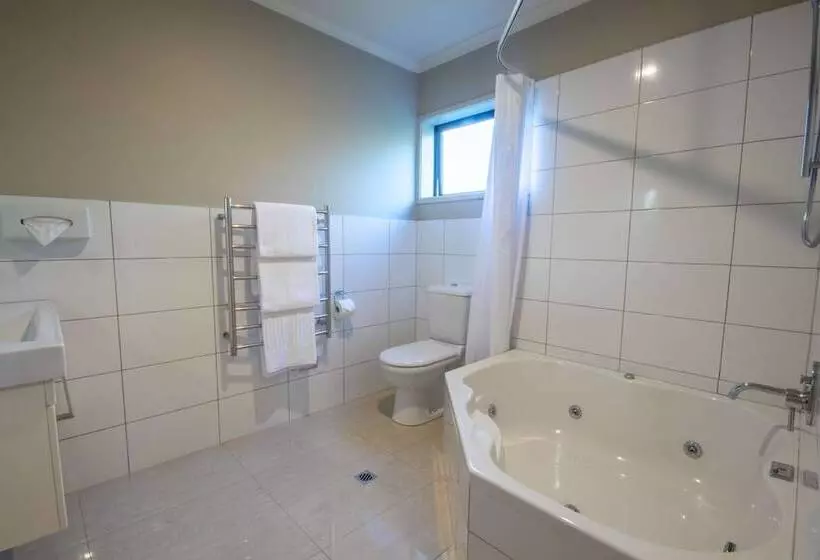 Standard-studio, Amity Court Motel