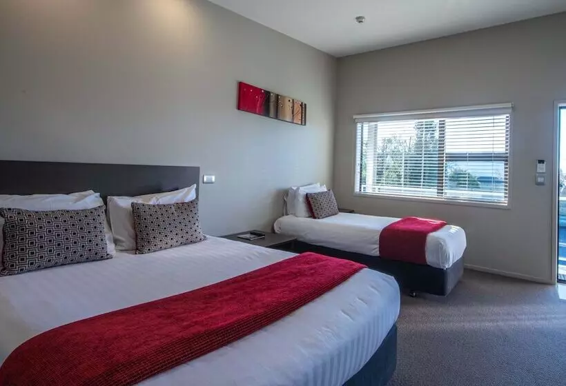 Standard-studio, Amity Court Motel