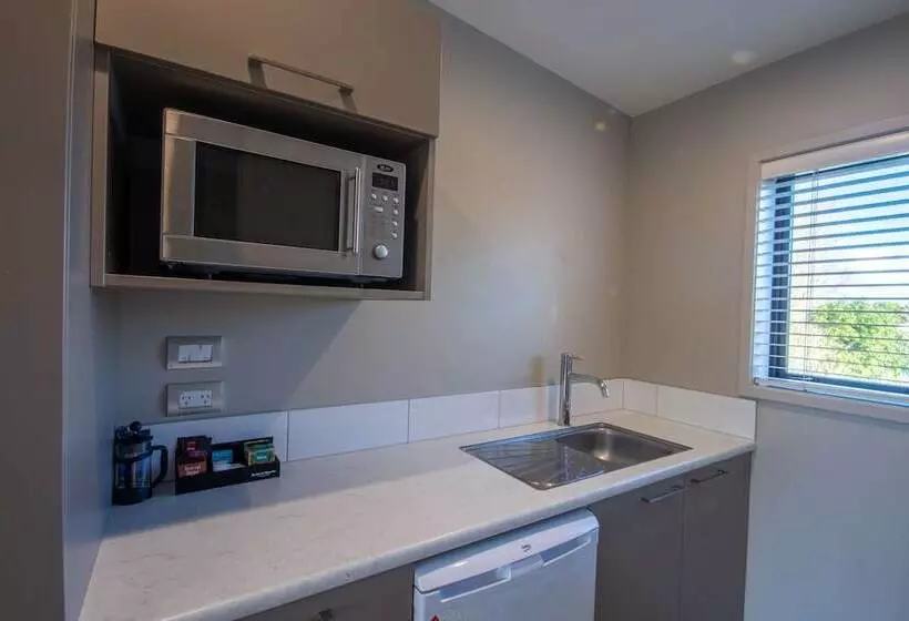 Standard-studio, Amity Court Motel