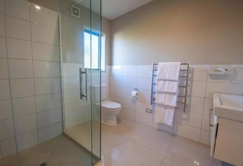 Standard-studio, Amity Court Motel