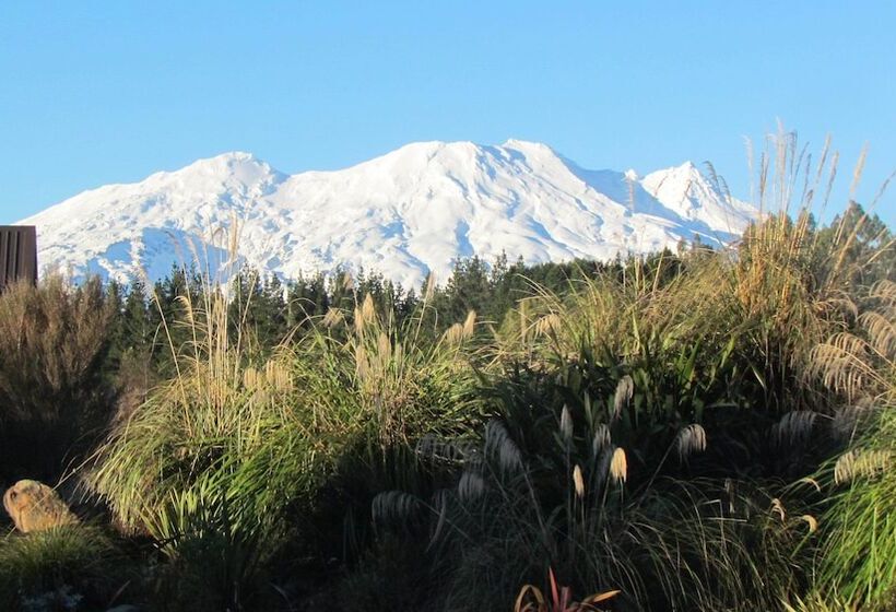 Superior suite mountain view, Tongariro Suites