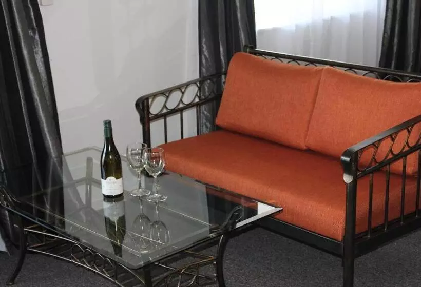 استودیو استاندارد با چشم‌انداز باغ, Greyfriars Motel