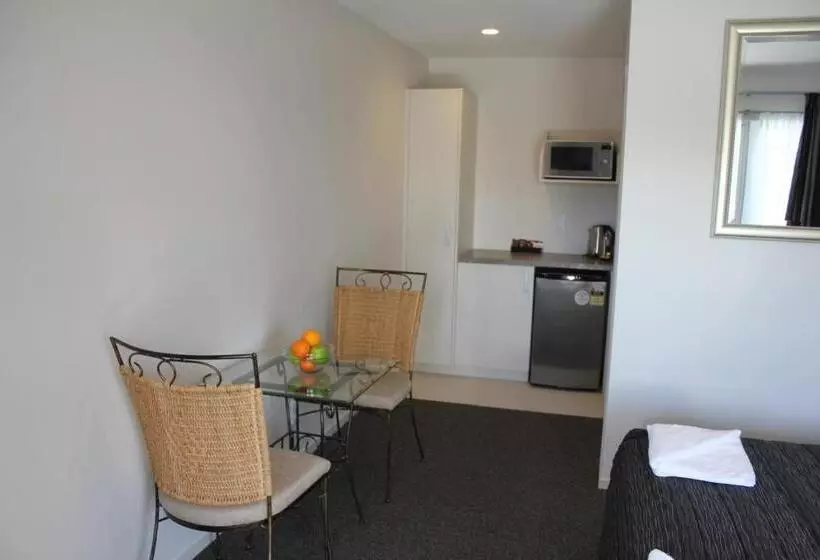 استودیو استاندارد با چشم‌انداز باغ, Greyfriars Motel