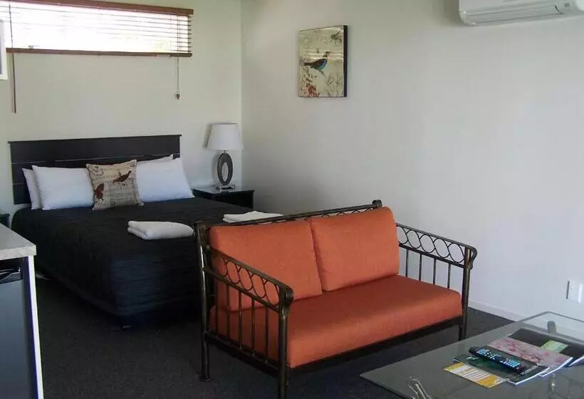 استودیو استاندارد با چشم‌انداز باغ, Greyfriars Motel