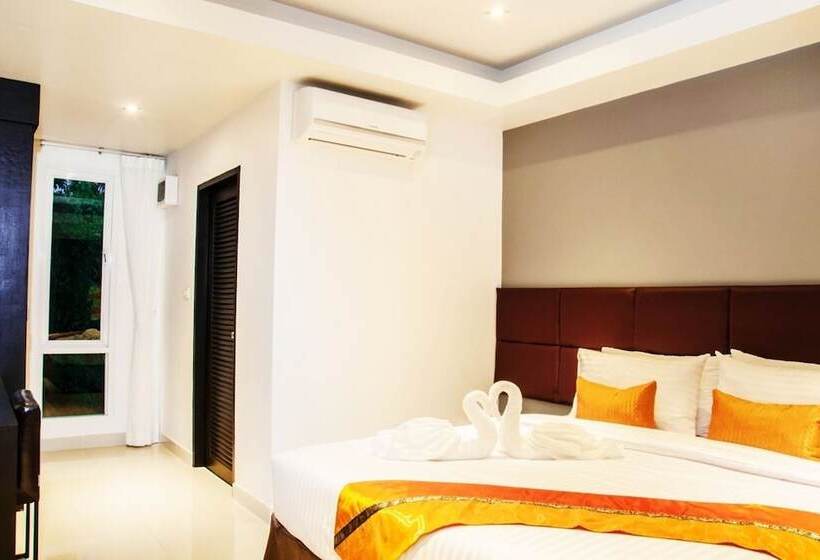اتاق لوکس با چشم‌انداز استخر, Amin Resort