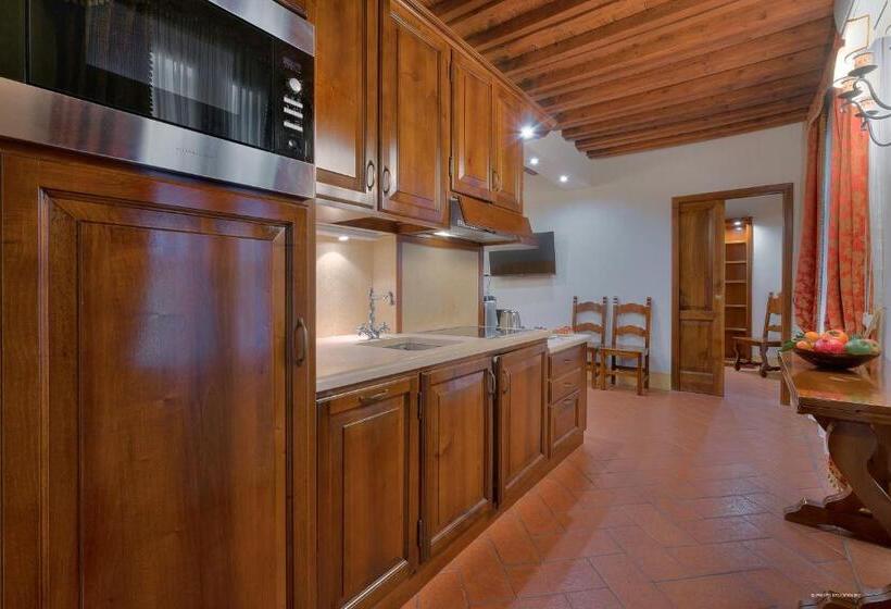 اتاق استاندارد, First Of Florence