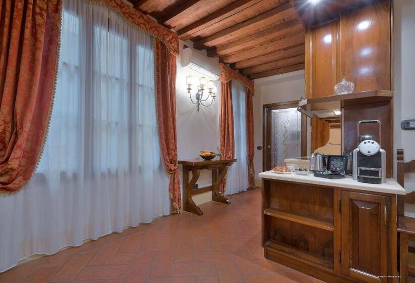 اتاق استاندارد, First Of Florence