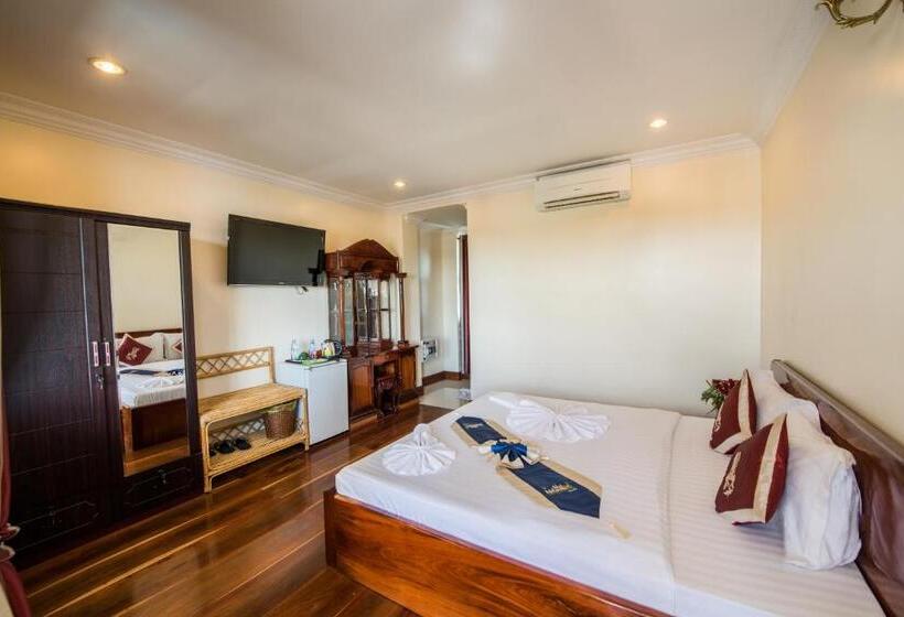 수피리어 룸, Seng Hout