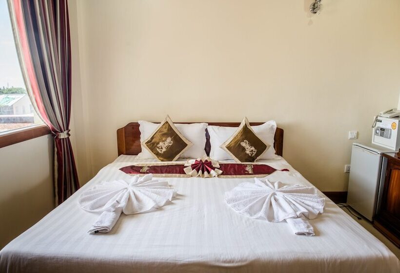 Superior Room, Seng Hout