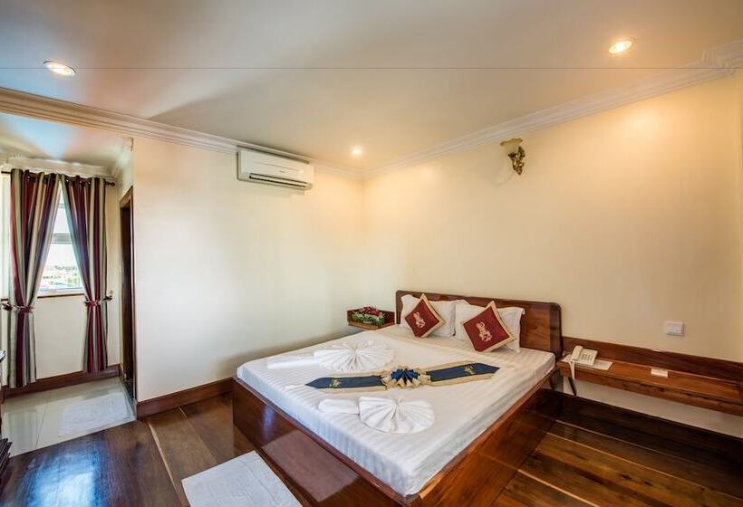 수피리어 룸, Seng Hout