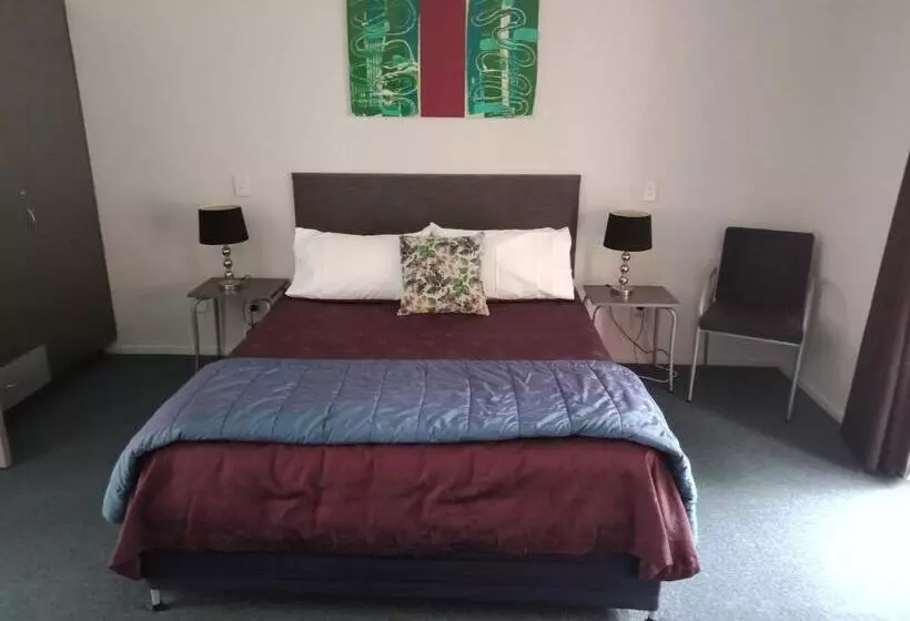 استودیوی استاندارد, Asure Oak Estate Motor Lodge