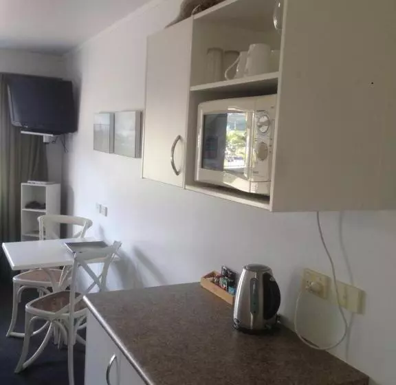 استودیوی استاندارد, Motel Oasis