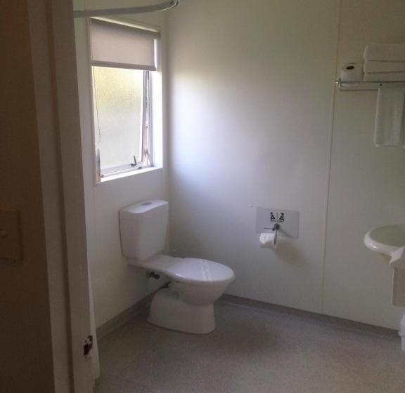 استودیوی استاندارد, Motel Oasis