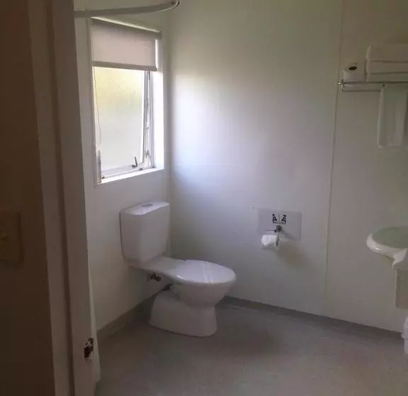 استودیوی استاندارد, Motel Oasis