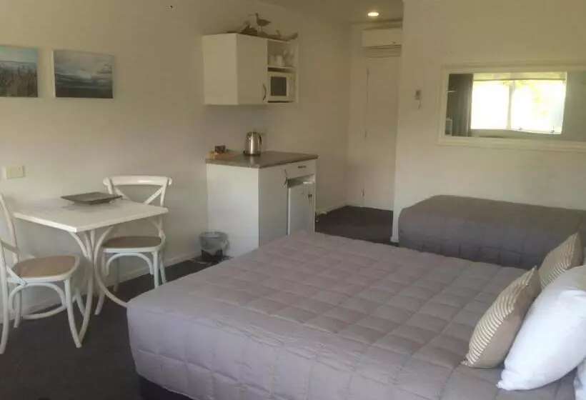 استودیوی استاندارد, Motel Oasis
