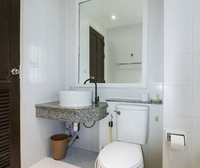 جناح, Natural Beach Hotel Pattaya