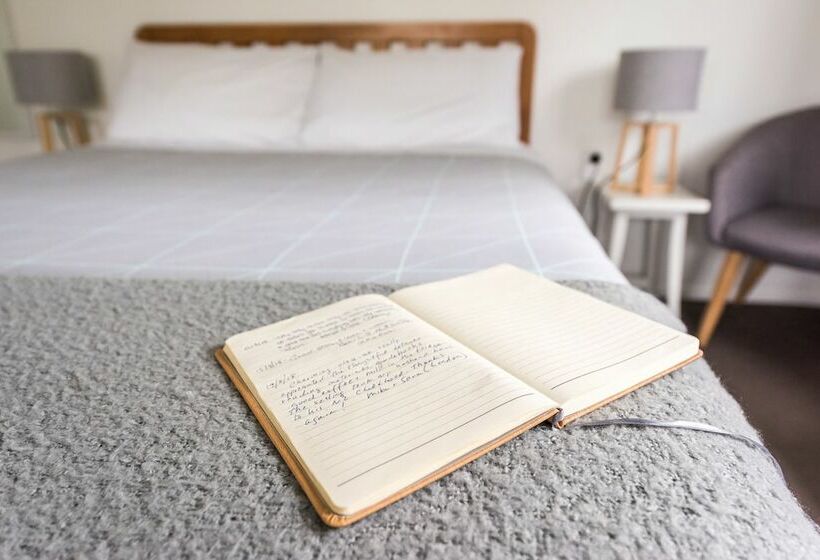 스탠다드 스튜디오, Off The Beaten Trail Accommodation & Bike Tours