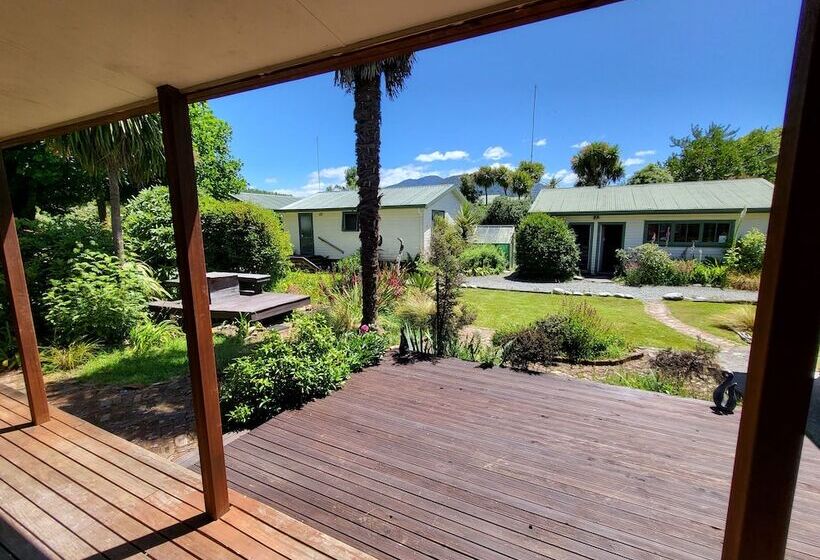 스탠다드 스튜디오, Off The Beaten Trail Accommodation & Bike Tours