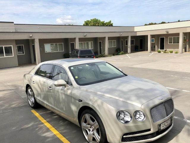 스탠다드 스튜디오, Phoenix Palm Motel