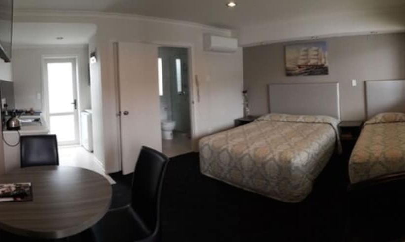 스탠다드 스튜디오, Phoenix Palm Motel