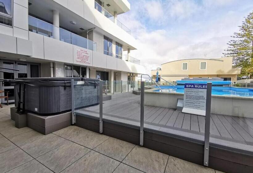 Апартаменты 1 Спальня Вид на Бассейн, The Anchorage Apartments