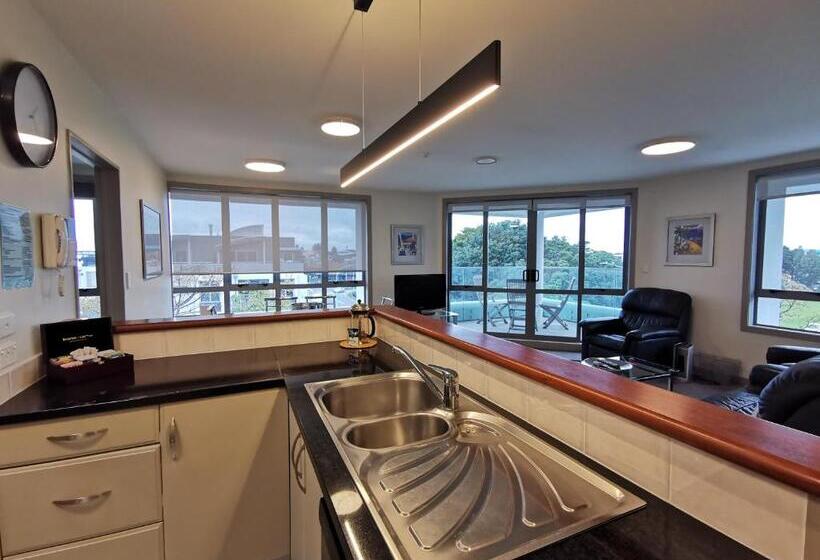 Номер Deluxe, The Anchorage Apartments