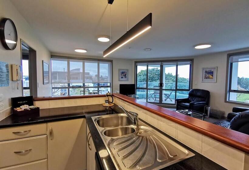 Номер Deluxe, The Anchorage Apartments