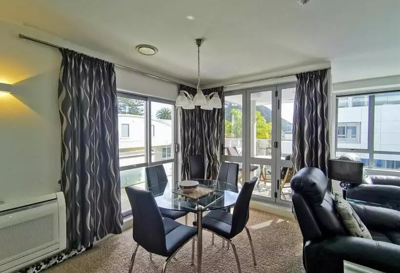 اتاق لوکس با بالکن و چشمانداز دریا, The Anchorage Apartments