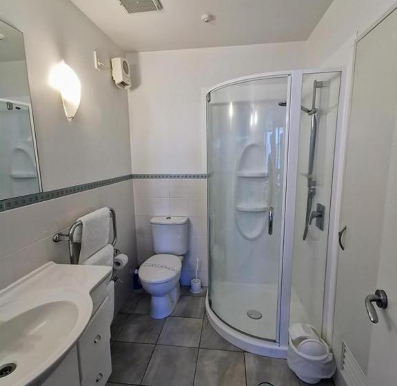 اتاق لوکس با بالکن و چشم‌انداز دریا, The Anchorage Apartments