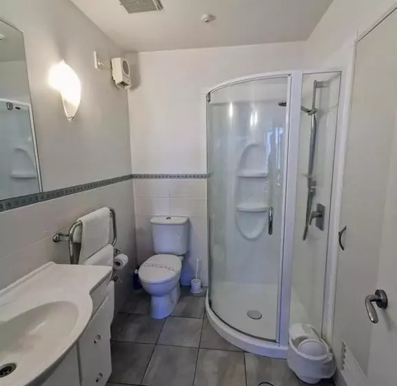 اتاق لوکس با بالکن و چشمانداز دریا, The Anchorage Apartments