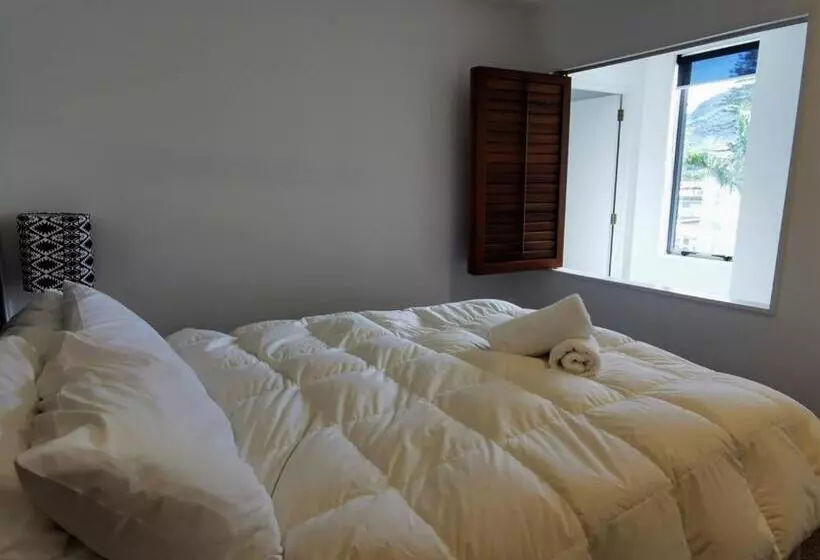 اتاق لوکس با بالکن و چشمانداز دریا, The Anchorage Apartments