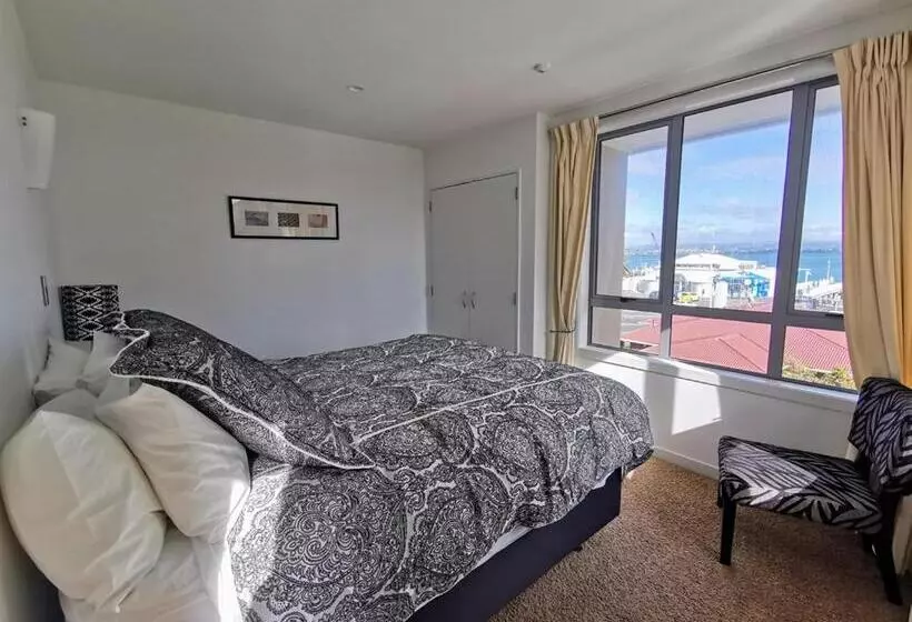 اتاق لوکس با بالکن و چشمانداز دریا, The Anchorage Apartments