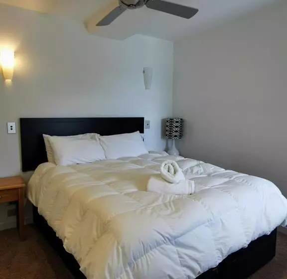 اتاق لوکس با بالکن و چشمانداز دریا, The Anchorage Apartments