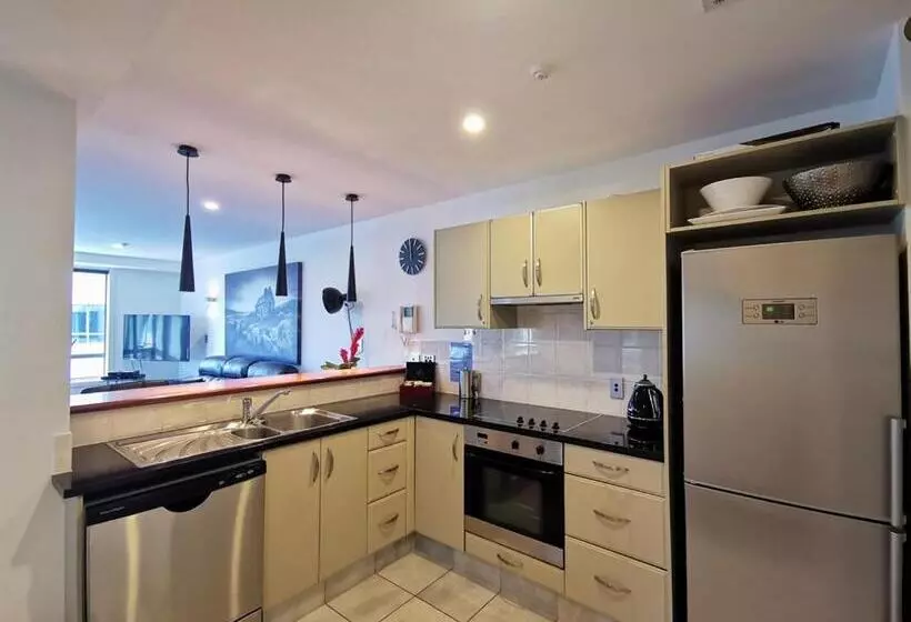 اتاق لوکس با بالکن و چشمانداز دریا, The Anchorage Apartments