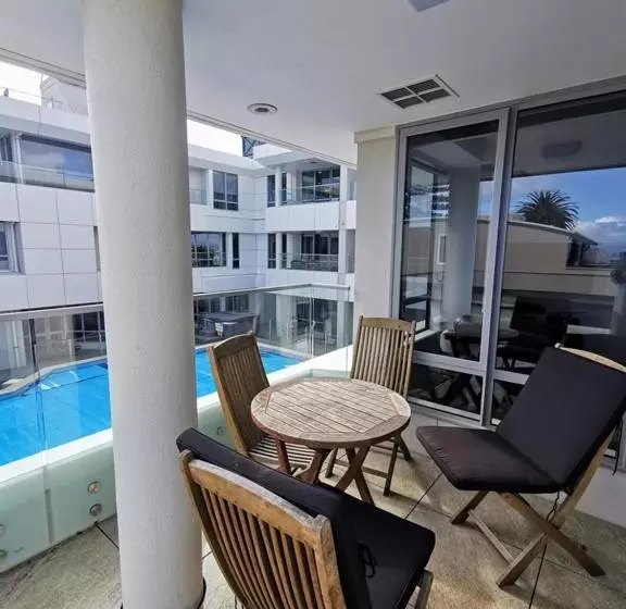 اتاق لوکس با بالکن و چشمانداز دریا, The Anchorage Apartments