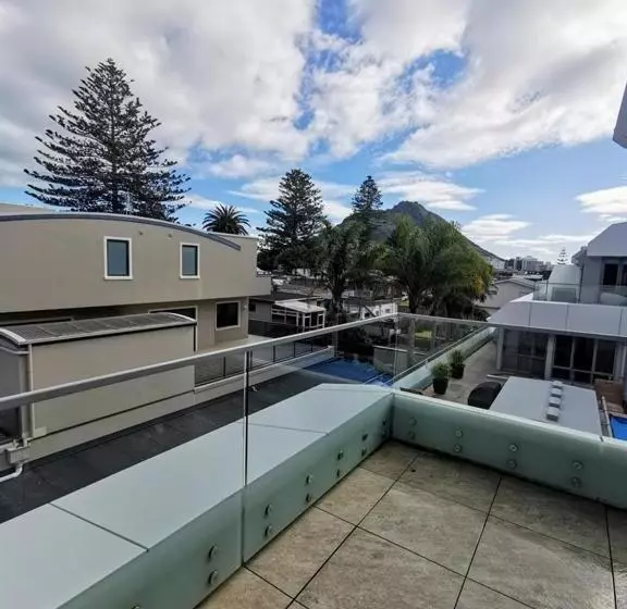 اتاق لوکس با بالکن و چشمانداز دریا, The Anchorage Apartments