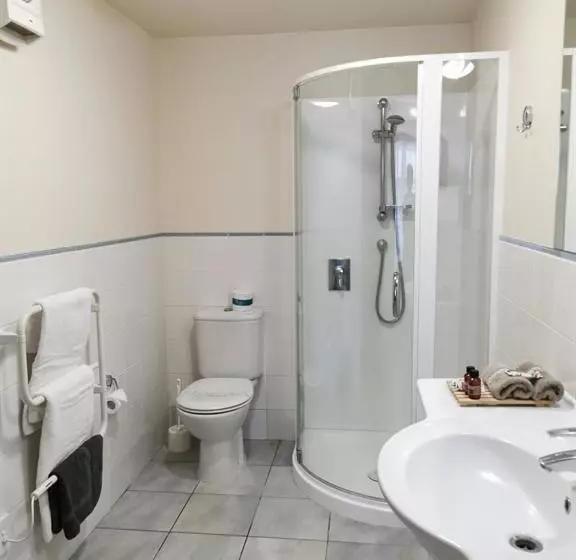 اتاق لوکس با بالکن و چشمانداز دریا, The Anchorage Apartments