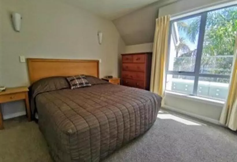 اتاق استاندارد با چشمانداز دریا, The Anchorage Apartments