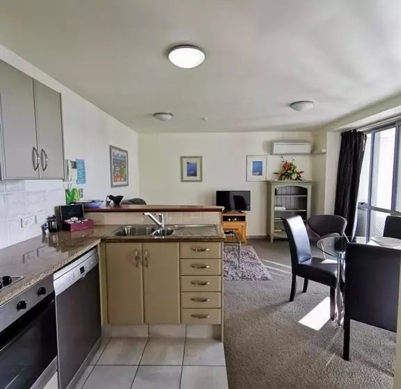 اتاق لوکس با بالکن و چشمانداز دریا, The Anchorage Apartments