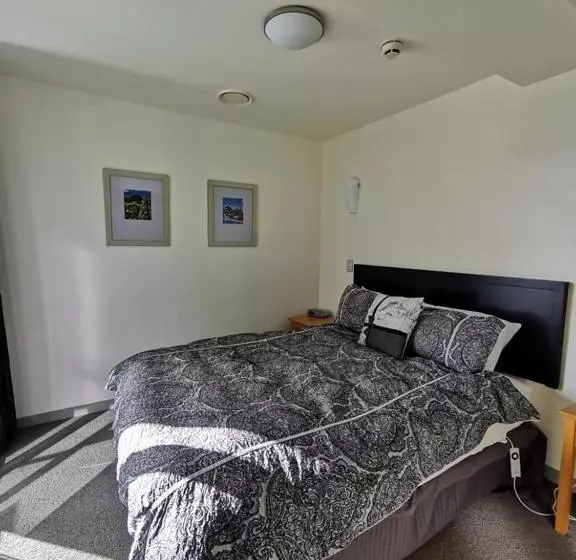 اتاق لوکس با بالکن و چشمانداز دریا, The Anchorage Apartments