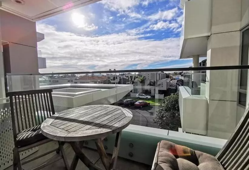 اتاق لوکس با بالکن و چشمانداز دریا, The Anchorage Apartments