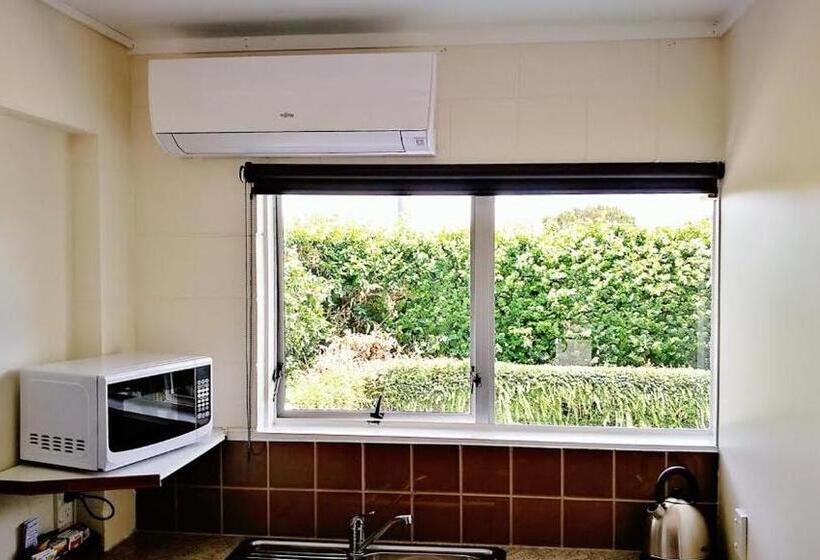 Студия Стандарт, Waihi Motel